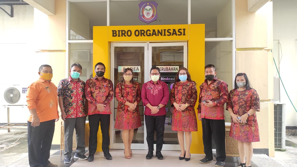 Foto Bersama Kepala Biro bersama tim kunjungan kerja Biro Organisasi Provinsi Sulawesi Utara